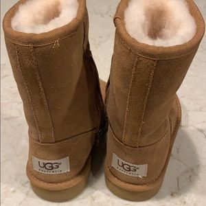 UGG almost new. Used less than 5 times